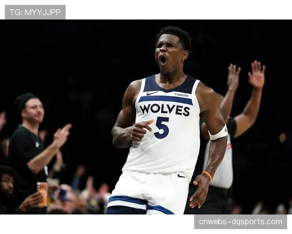 花絮：爱德华兹追身钉板大帽后，向镜头展示肌肉庆祝